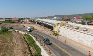 Lecții de infrastructură dintr-un județ vecin Clujului: Pasaj suprateran aproape gata între 2 localități care au sub 10.000 de locuitori