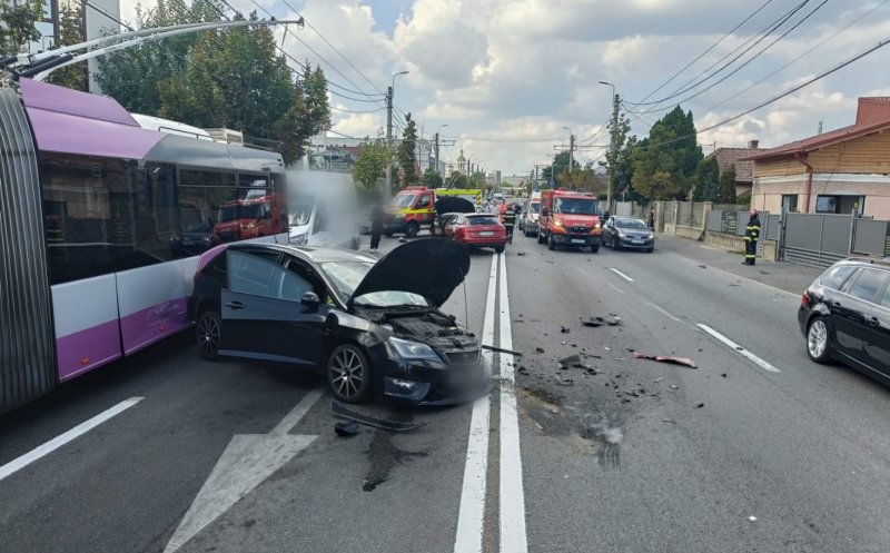 ACCIDENT în Cluj-Napoca: Trei autovehicule și un troleibuz avariate + 2 victime