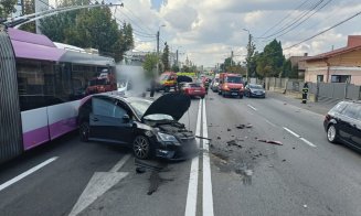 ACCIDENT în Cluj-Napoca: Trei autovehicule și un troleibuz avariate + 2 victime
