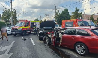 ACCUDENT în Cluj-Naopoca: Trei autovehicule și un troleibuz avariate + 2 victime