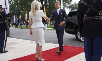 Cine este blonda de la Casa Albă care i-a întâmpinat pe liderii europeni / De numele ei se leagă un scandal