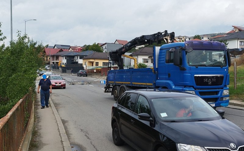O stradă din Cluj-Napoca, blocată după ce o macara a rupt doi stâlpi de curent