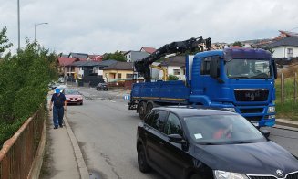 O stradă din Cluj-Napoca, blocată după ce o macara a rupt doi stâlpi de curent