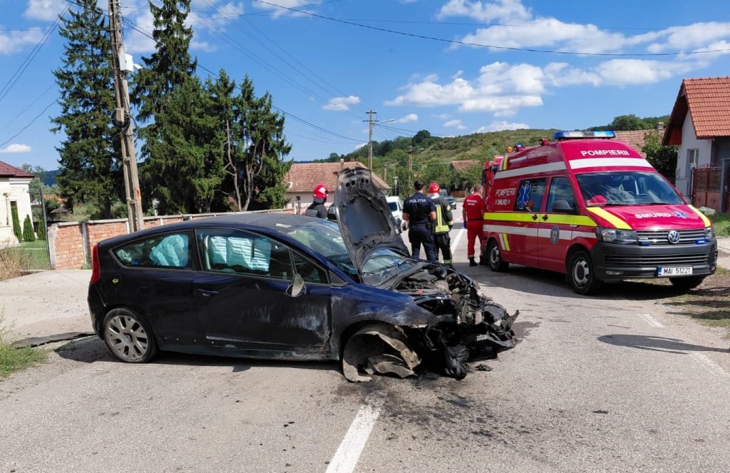 Accident grav într-un sat din Cluj: o mașină a intrat într-un cap de pod