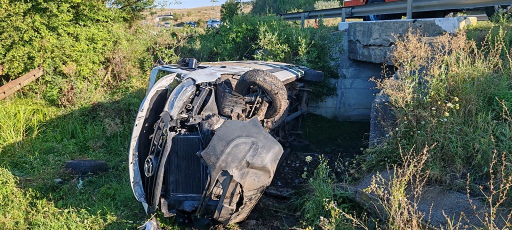 Accident într-o comună din Cluj: O mașină s-a răsturnat într-o râpă