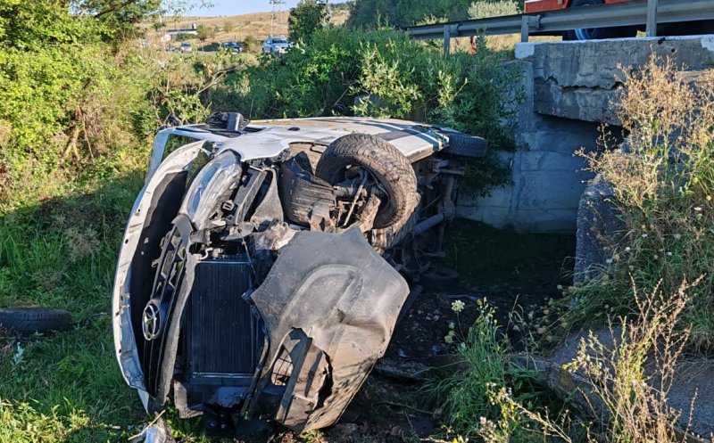Accident într-o comună din Cluj: O mașină s-a răsturnat într-o râpă