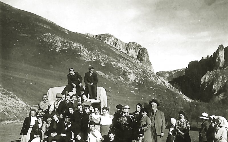Grup de excursioniști și țărani locali pozând în Cheile Turzii, cca. 1930