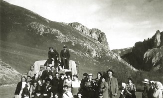 Grup de excursioniști și țărani locali pozând în Cheile Turzii, cca. 1930