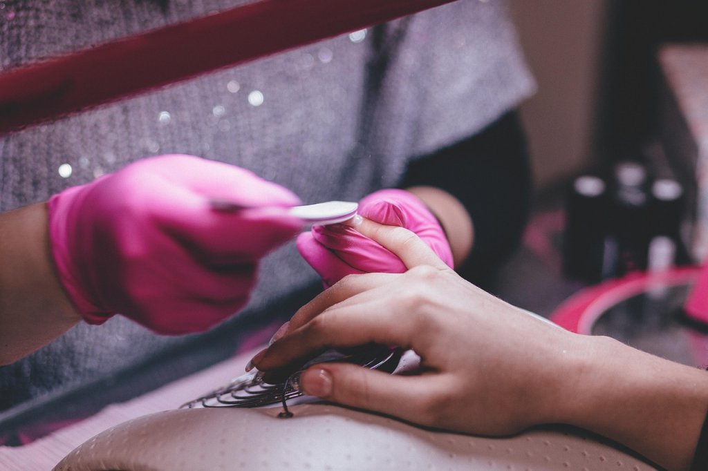Modificări drastice în industria de beauty. Unele oje semipermanente, interzise de la 1 septembrie 2025