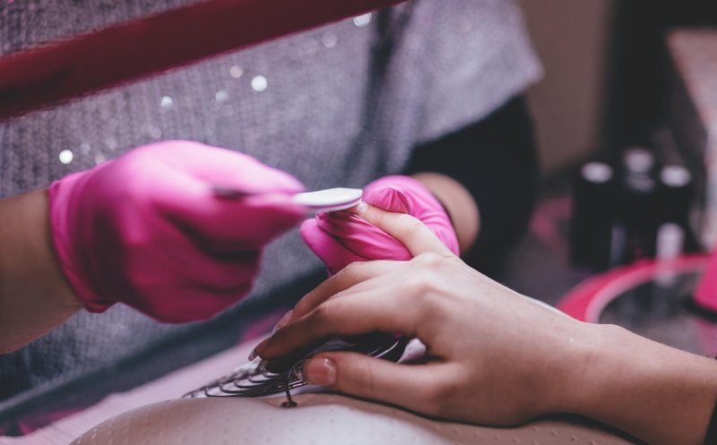 Modificări drastice în industria de beauty. Unele oje semipermanente, interzise de la 1 septembrie 2025