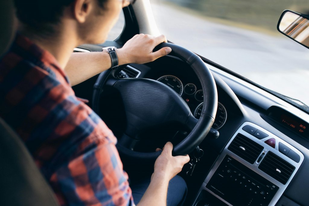 Schimbare importantă pentru șoferi: Plăcuțele de înmatriculare vor putea fi livrate prin curier