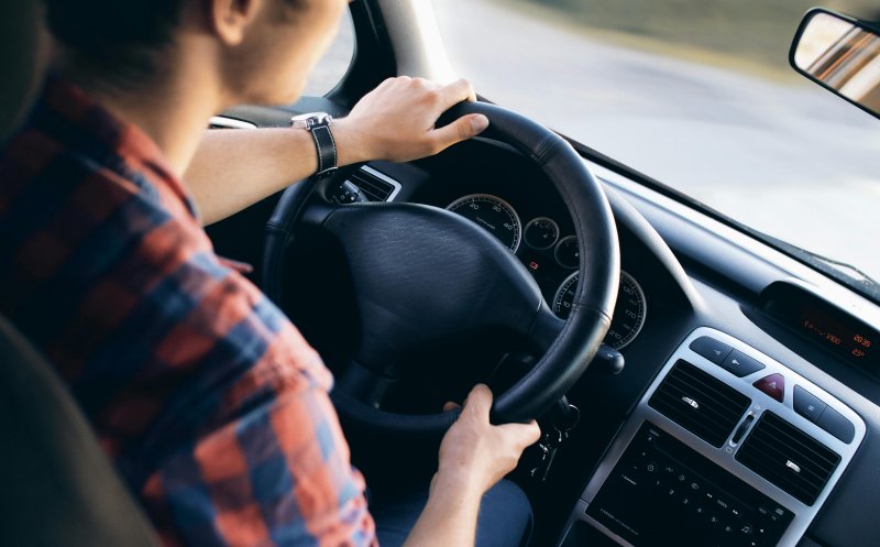 Schimbare importantă pentru șoferi: Plăcuțele de înmatriculare vor putea fi livrate prin curier