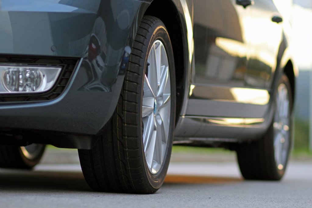 Guvernul majorează semnificativ impozitele auto: Tarifele vor ține cont și de norma de poluare. VEZI grila de calcul
