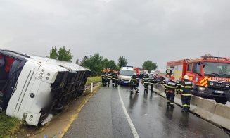 Autocar răsturnat pe un drum din Cluj. A fost activat planul ROȘU / S-a confirmat un deces