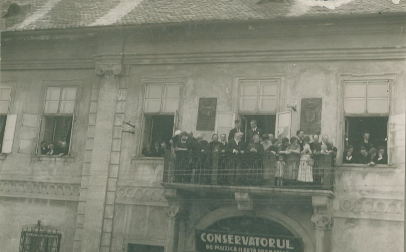 Dima Gheorghe și soția sa Maria, la balconul clădirii care adăpostea sediul Conservatorului de muzică din Cluj