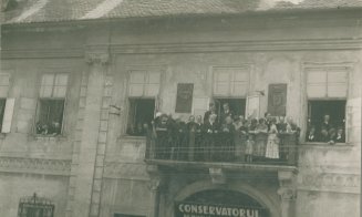 Dima Gheorghe și soția sa Maria, la balconul clădirii care adăpostea sediul Conservatorului de muzică din Cluj