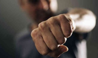 Caz cutremurător la Cluj: Un bărbat a snopit în bătaie un muncitor străin cu o bucată de lemn. Victima se află în comă la spital