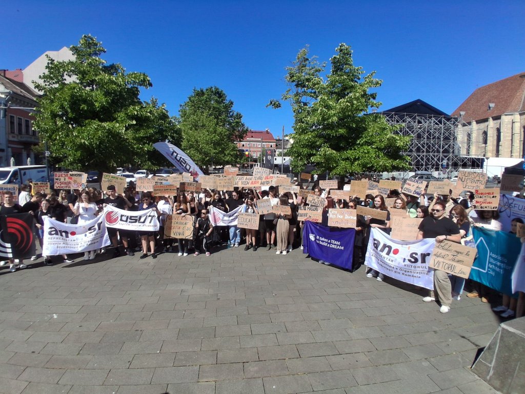 Studenții se alătură protestului profesorilor din prima zi de școală: "Banii alocați pentru educație sunt o INVESTIȚIE, nu o cheltuială"