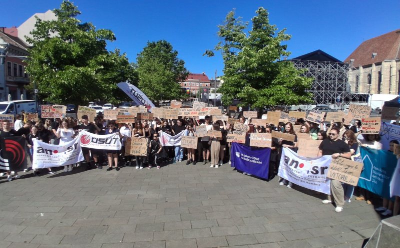 Studenții se alătură protestului profesorilor din prima zi de școală: "Banii alocați pentru educație sunt o INVESTIȚIE, nu o cheltuială"