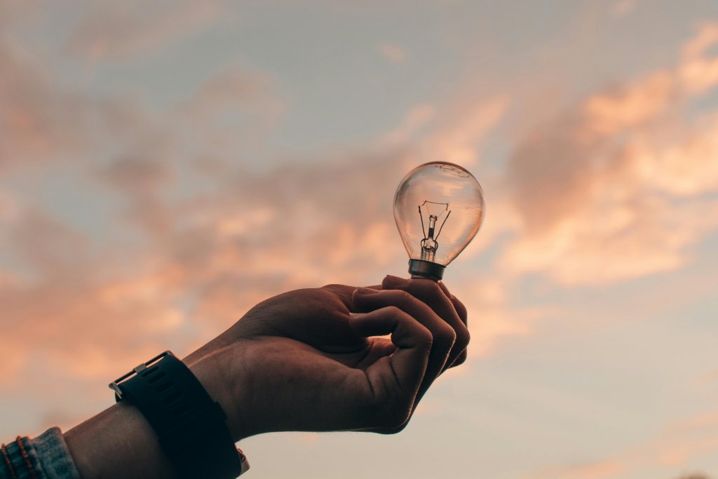 Românii ar putea plăti mai puțin la facturile de curent. Cinci măsuri pentru scăderea prețului energiei electrice