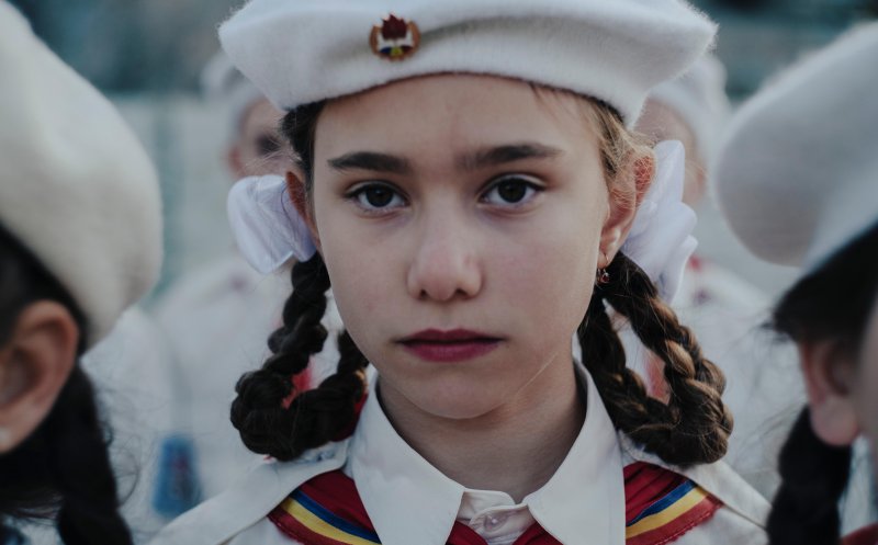 Filmul românesc „Dinţi de lapte”, cronici elogioase la Festivalul de Film de la Veneţia / O fetiță de zece ani devine ultimul martor la dispariția misterioasă a surorii sale