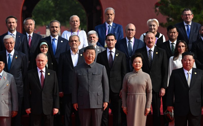 Foștii premieri PSD Adrian Năstase și Viorica Dăncilă, alături de Xi Jinping, Vladimir Putin și Kim Jong Un / Dictatorii lumii au pus la cale noua ordine mondială