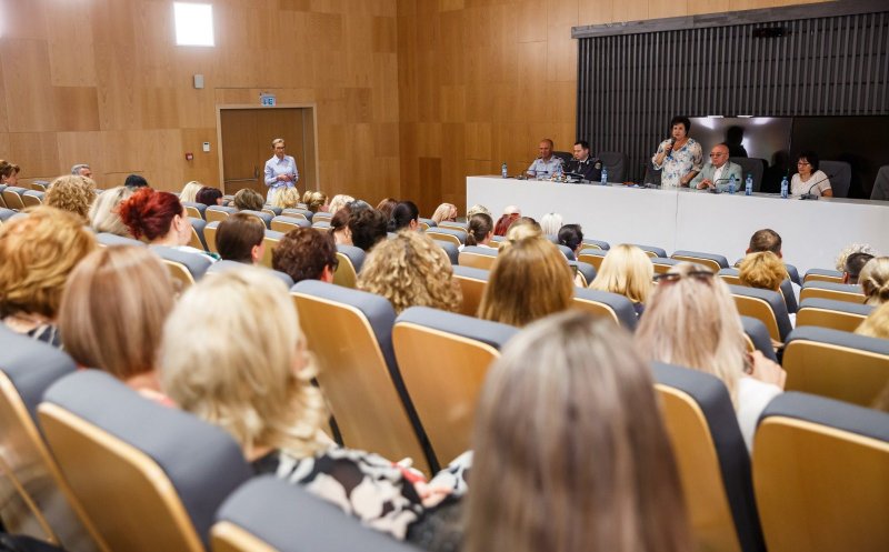 Primarul Emil Boc s-a întâlnit cu directorii de școli și Inspectorul General Școlar. Ce au discutat