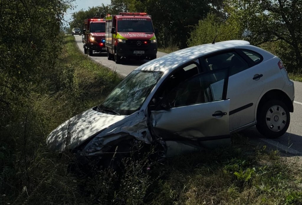 Accident rutier într-o localitate din Cluj: Două persoane, printre care un copil, transportate de urgență la spital