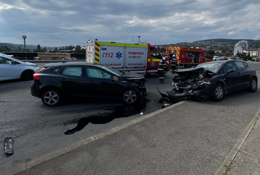 Coliziune puternică între două mașini, pe o stradă din Cluj-Napoca. Două victime, transportate la spital
