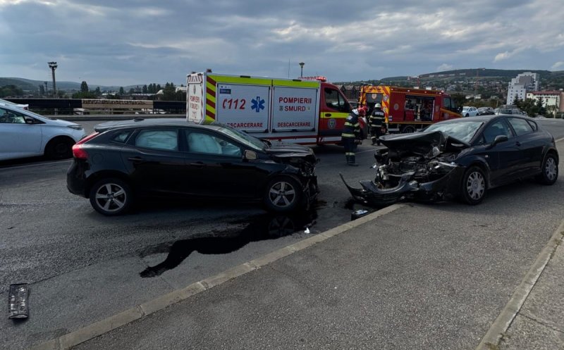 Coliziune puternică între două mașini, pe o stradă din Cluj-Napoca. Două victime, transportate la spital