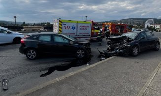 Coliziune puternică între două mașini, pe o stradă din Cluj-Napoca. Două victime, transportate la spital