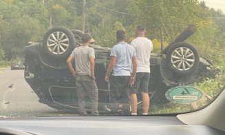 Accidentele se țin lanț la Cluj: Mașină cu roțile în sus în zona VIVO