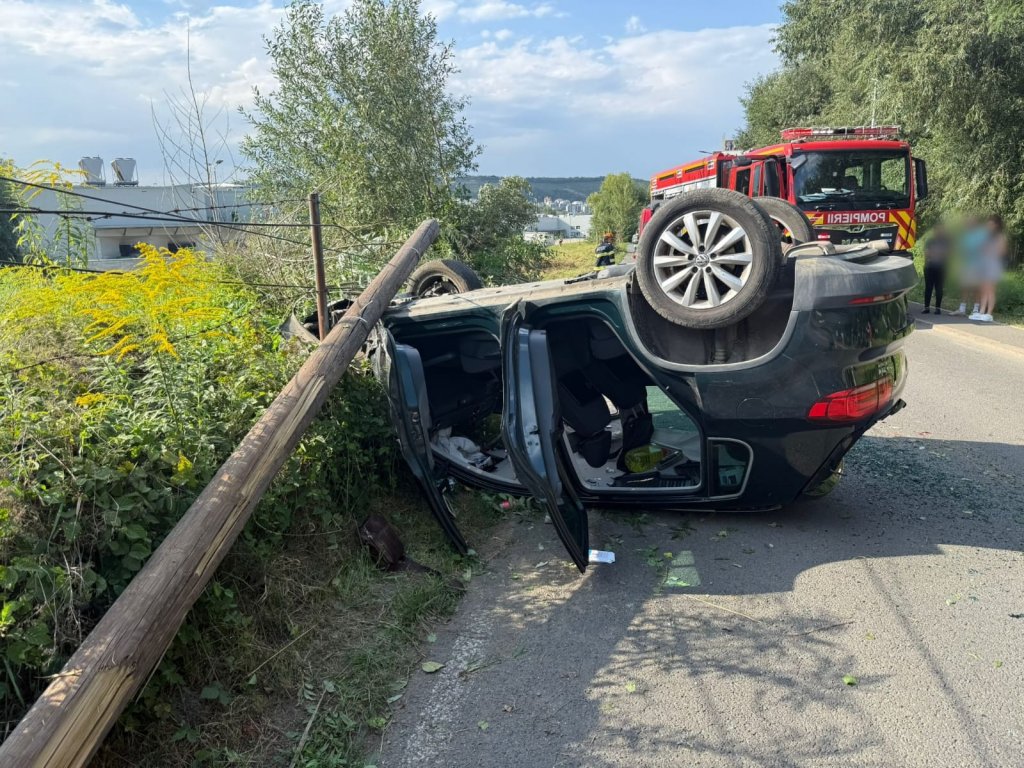 Accidentele se țin lanț la Cluj: Un șofer a rupt un stâlp și s-a răsturnat cu mașina
