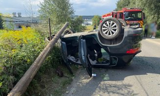 Accidentele se țin lanț la Cluj: Un șofer a rupt un stâlp și s-a răsturnat cu mașina