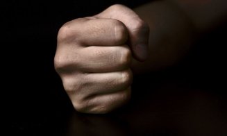 Doi muncitori din Cluj au vrut să își obțină cu pumnii banii pentru munca prestată. S-au ales cu o plângere penală