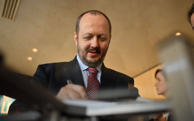 Profesorul clujean Adrian Papahagi ironizează vizita lui Năstase și Dăncilă în China: „Doi expirați care nu mai înseamnă de mult nimic în țara lor”