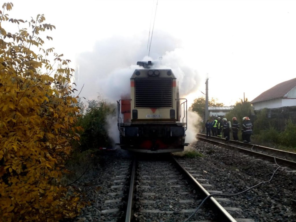 Locomotiva unui tren interregio, avariată după ce a lovit o mașină. Polițiștii din Cluj caută șoferul fugar