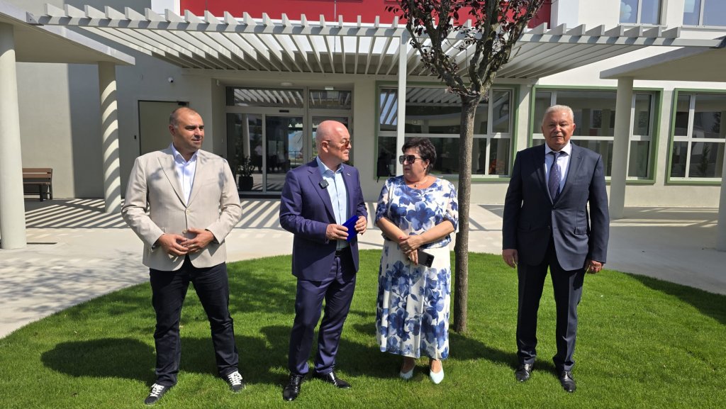 Prima școală din România construită cu bani privați, donată Primăriei Cluj-Napoca, a fost inaugurată în Iris / Va găzdui elevii de la Agârbiceanu. TRANSPORT GRATUIT