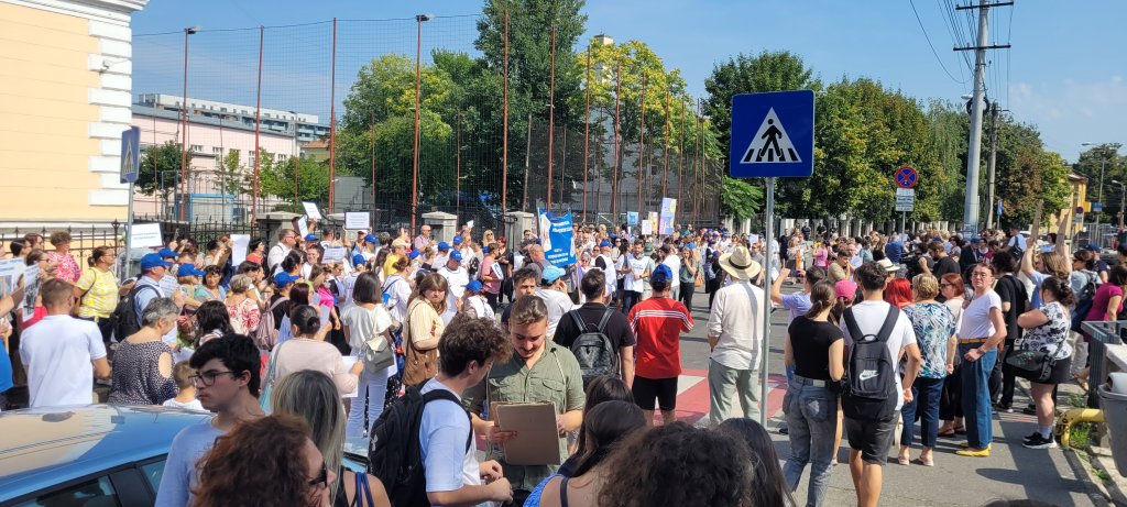 Profesorii, studenții și elevii, protest în fața IȘJ Cluj: „Abrogați Legea 14! Educația merită respect!”