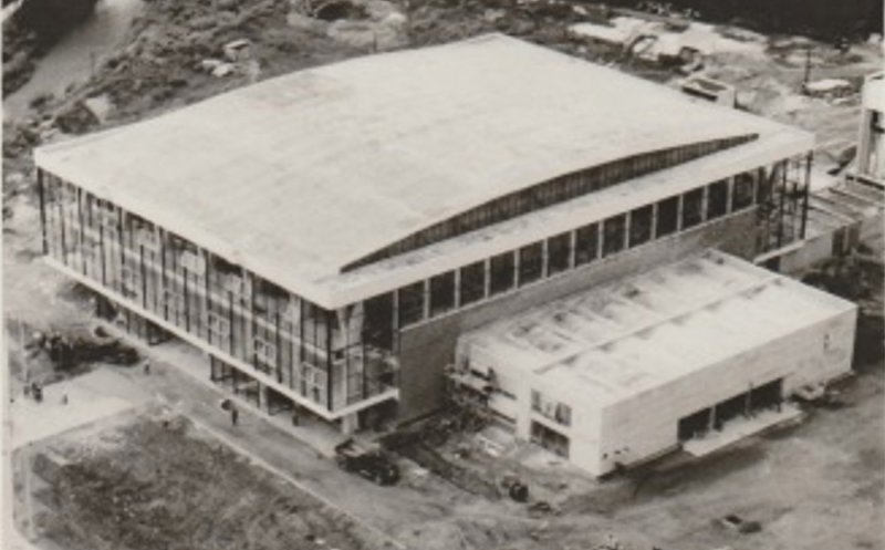 Construcţia Sălii Sporturilor "Horia Demian", sfârşitul anilor '60. Plafonul clădirii inițiale s-a prăbușit, dând curs controverselor