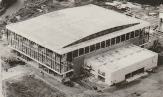 Construcţia Sălii Sporturilor "Horia Demian", sfârşitul anilor '60. Plafonul clădirii inițiale s-a prăbușit, dând curs controverselor