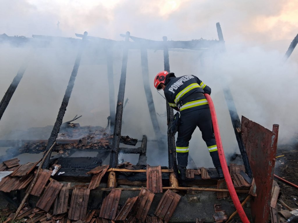 Incendiu puternic la un imobil din Cluj: două autospeciale ISU au intervenit