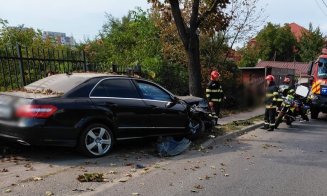 Șoferul care a intrat într-un copac pe strada Frunzișului din Cluj era beat. Ce spun polițiștii