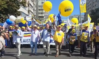 Peste o sută de profesori din Cluj la protestul din Capitală. "Cheltuielile pentru educație sunt o investiție, nu un cost!"