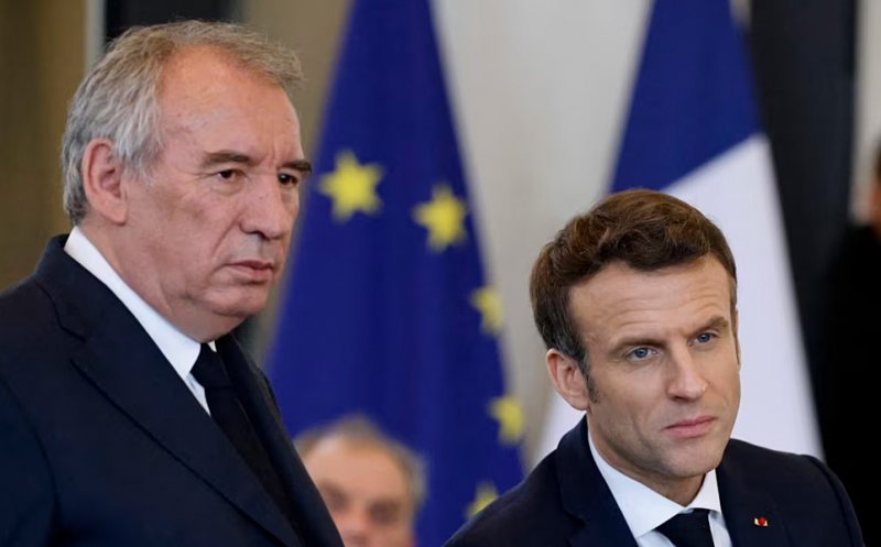 Guvernul din Franța a căzut. Președintele Macron, constrâns să numească alt premier. Al 5-lea în ultimii 3 ani