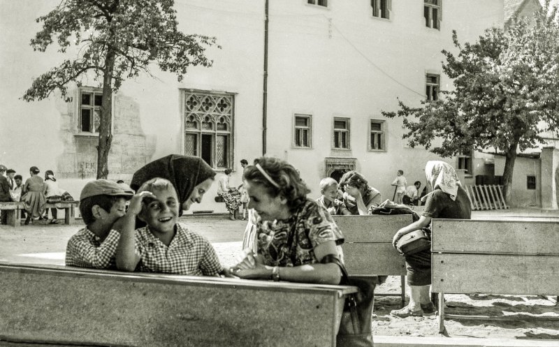 În așteptarea începerii festivității de deschidere de an școlar,  în anii 1960