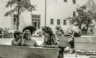 În așteptarea începerii festivității de deschidere de an școlar,  în anii 1960