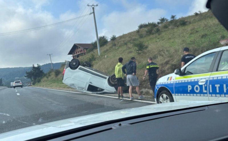 Accident pe un drum din Cluj: un autoturism s-a răsturnat