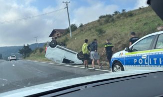 Accident pe un drum din Cluj: un autoturism s-a răsturnat