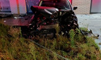 ACCIDENT pe o stradă din Cluj-Napoca / A intrat cu TIR-ul în bloc. Un stâlp de curent, plus două mașini parcate au mai fost avariate